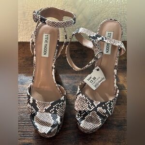 Steve Madden Black and Cream Snake Pattern Sandals